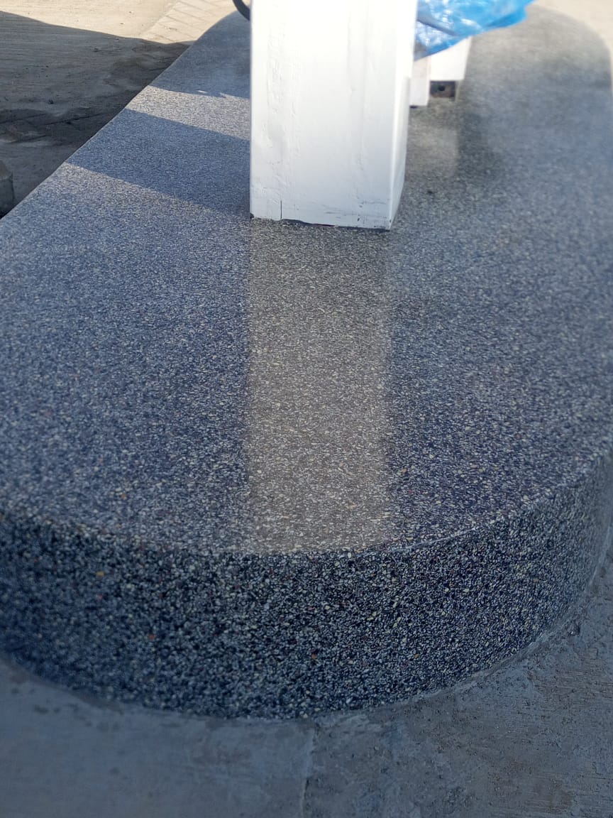 Dark terrazzo platform with rounded edge finishing